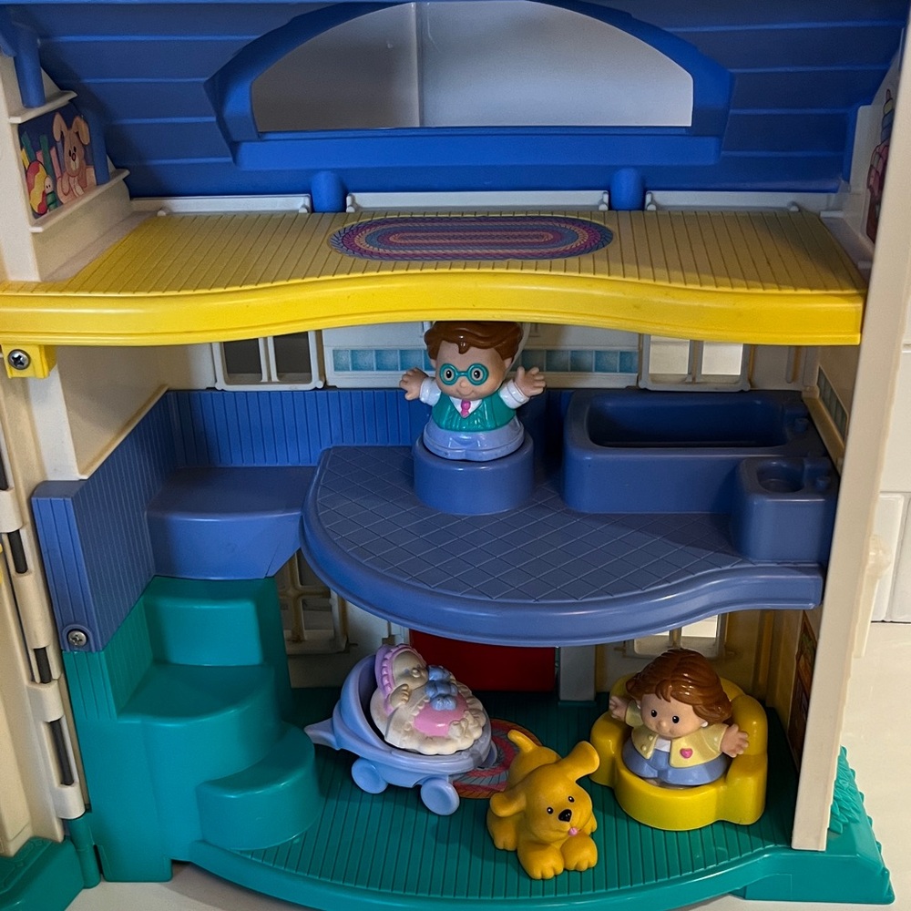 Fisher-Price LIttle People Dollhouse with people and accessories, 1996-97 model - Picture 15 of 15